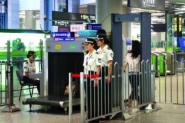 現代越來越多的公共通道需要x光安檢機來把關